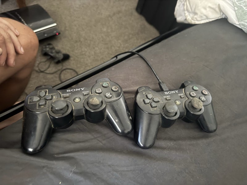 Playstation 3 + 12 games and 3 controllers Carousel 2