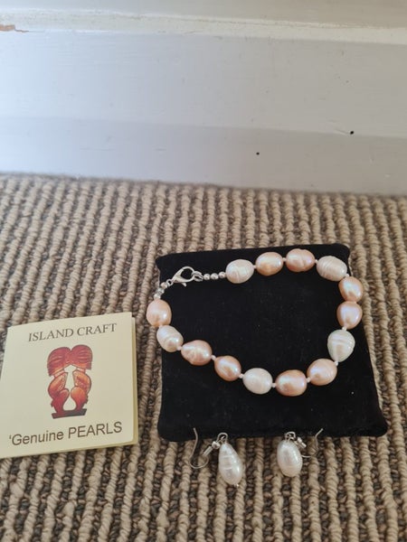 Pearl bracelets and earrings set Carousel 1
