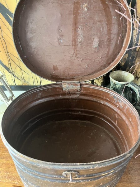 Vintage Metal hat box lidded large . 41cm Carousel 6