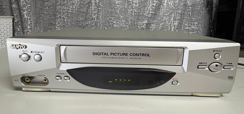 Sanyo VCR Player VHR-VK210A Carousel 1