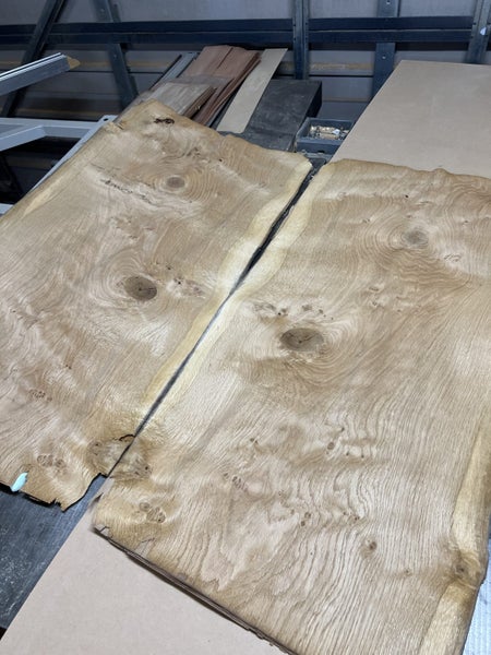 v106 Oak ( NZ grown) knotty veneer 900 x 450mm Carousel 2