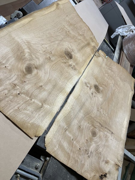 v106 Oak ( NZ grown) knotty veneer 900 x 450mm Carousel 3