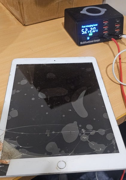 iPad 6th gen, (FAULTY, Read Description) $1 reserve Carousel 4