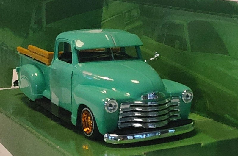 Maisto Design. 1:24 scale. 1950 Chevrolet 3100 Pickup Carousel 2