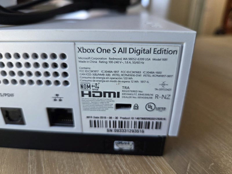 Xbox One S - all digital edition 1TB SSD Carousel 2