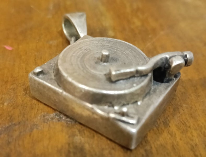 Solid silver turntable pendant 38.89g Carousel 12