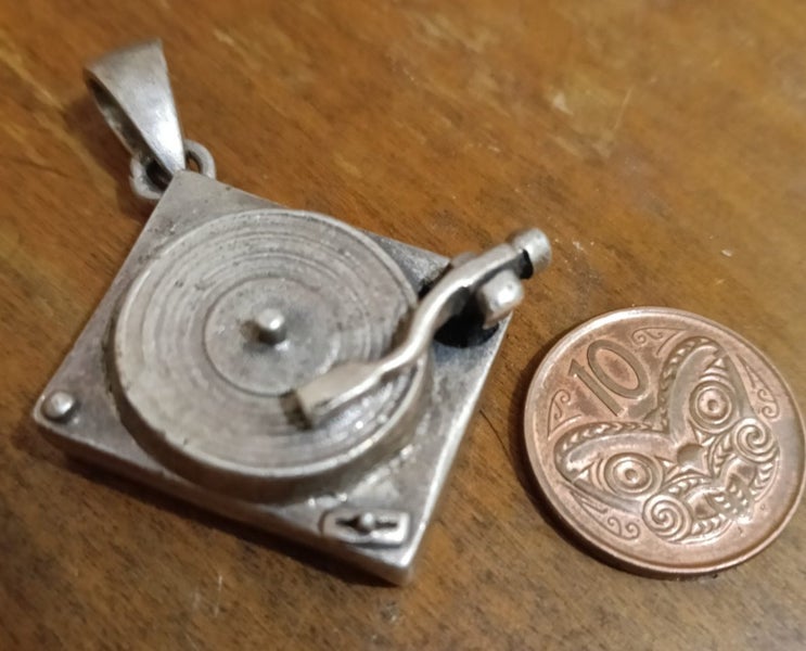 Solid silver turntable pendant 38.89g Carousel 1