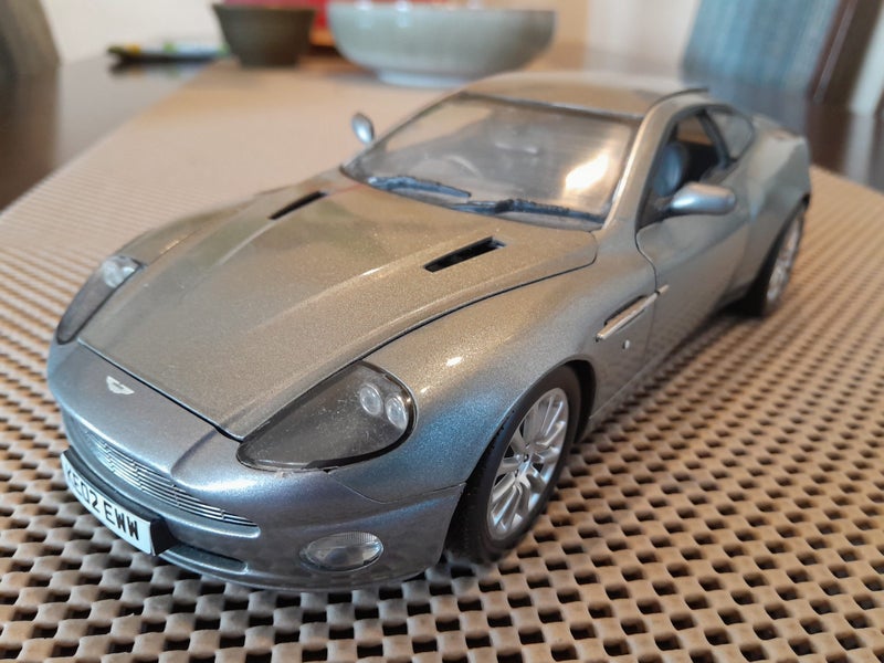 ASTON MARTIN - V12 VANQUISH - 007 JAMES BOND Carousel 2