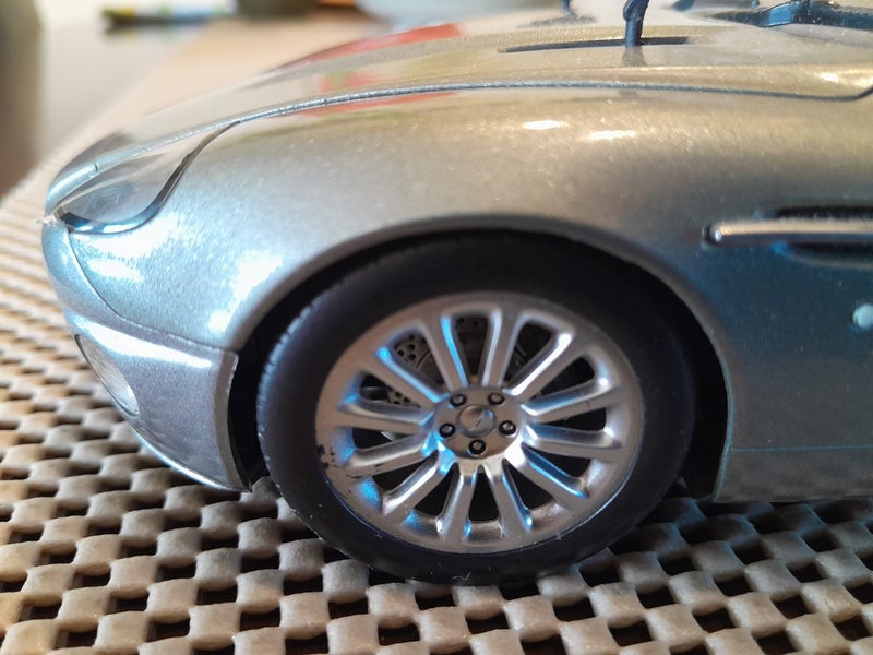 ASTON MARTIN - V12 VANQUISH - 007 JAMES BOND Carousel 11