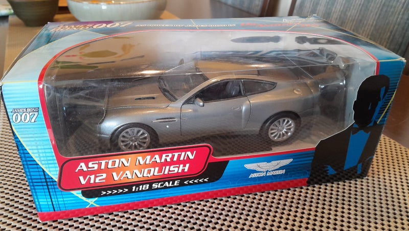 ASTON MARTIN - V12 VANQUISH - 007 JAMES BOND Carousel 1