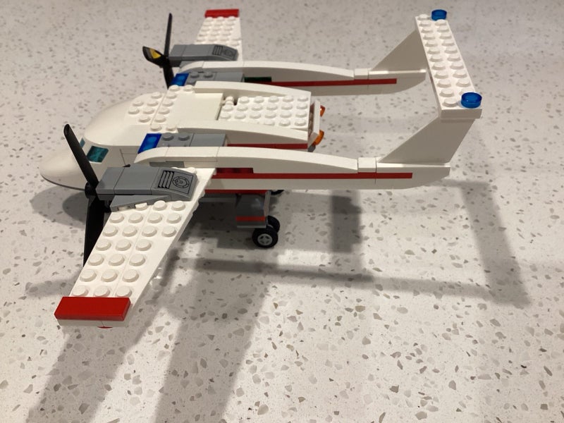 Lego 60116 City: Hospital: Ambulance Plane Carousel 2