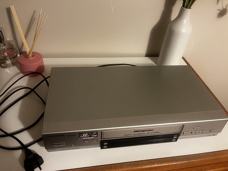 Panasonic NV-HV61GN Hi-Fi Stereo 6-head VHS recorder/player works great! Carousel 2