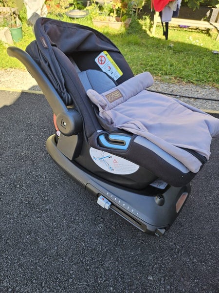 MOUNTAIN BUGGY CAPSULE WITH ISOFITbase Carousel 1