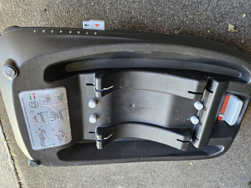 MOUNTAIN BUGGY CAPSULE WITH ISOFITbase Carousel 2