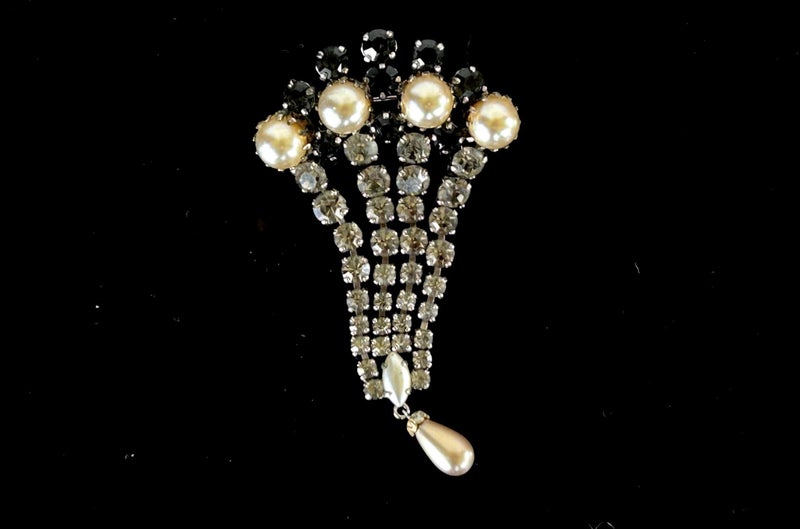 Art deco Crystal and faux pearls Brooch Prong set Carousel 1