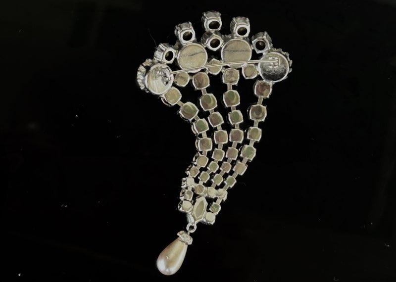 Art deco Crystal and faux pearls Brooch Prong set Carousel 4