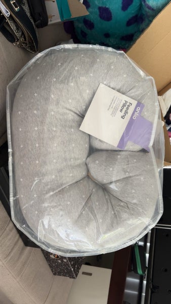 Brand new feeding pillow Carousel 1