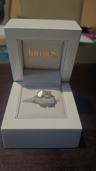 2ct diamond/platinum ring Carousel 2