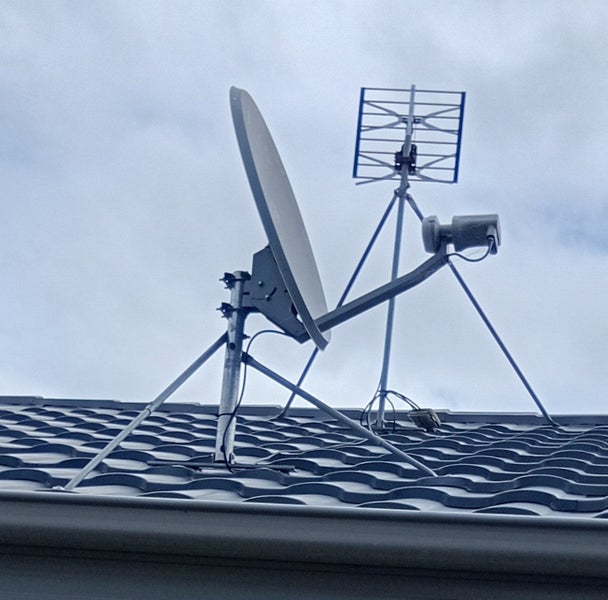 Satellite and Receiver - BUYER MUST REMOVE FROM ROOF SINGLE STOREY Carousel 1