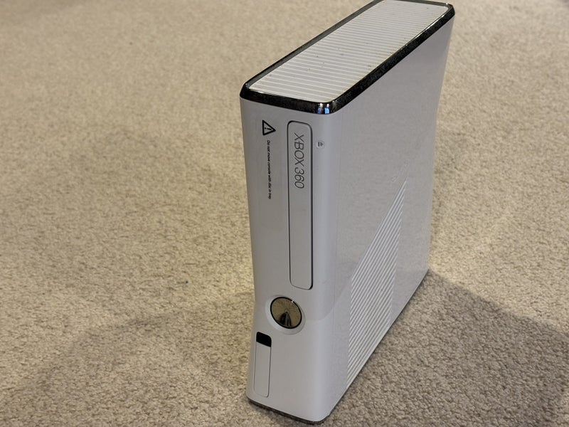 XBOX 360 Consoles and Kinect Sensor + 4 Gaming DVD Carousel 1