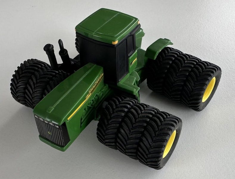 JOHN DEERE Ertl Die cast&plastic Tractor 1:64, 4WD with Triples, mini tractor, Carousel 1