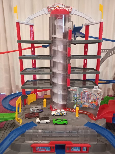 Huge Car garage playset - Hamilton area delivery Carousel 2