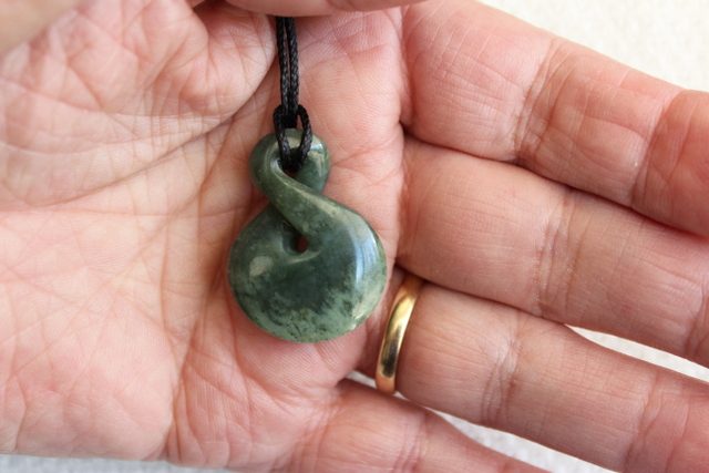 BEAUTIFUL SMALL TWIST INANGA FLOWER POUNAMU / Jade Twist Small #120 Carousel 2