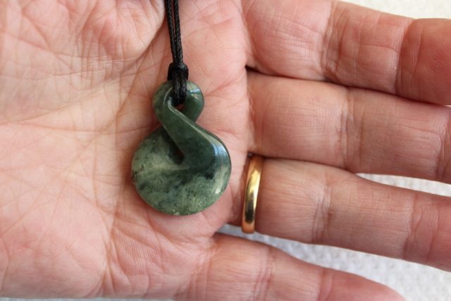 BEAUTIFUL SMALL TWIST INANGA FLOWER POUNAMU / Jade Twist Small #120 Carousel 1