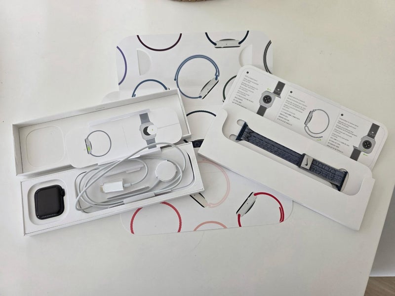 Apple Watch SE 40mm Aluminium Case GPS with Nike Sport Loop Strap Carousel 1