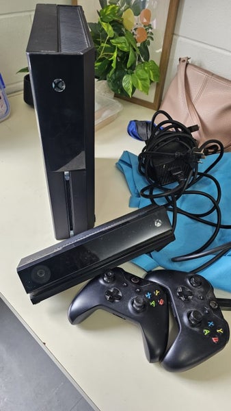 ** XBox One Model 1540 + Old Kinect? + 2 Controllers ** Carousel 1