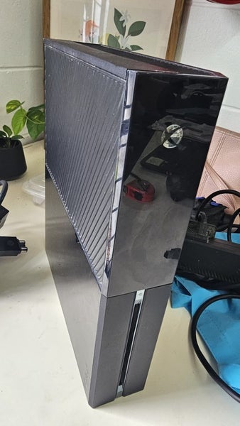 ** XBox One Model 1540 + Old Kinect? + 2 Controllers ** Carousel 2