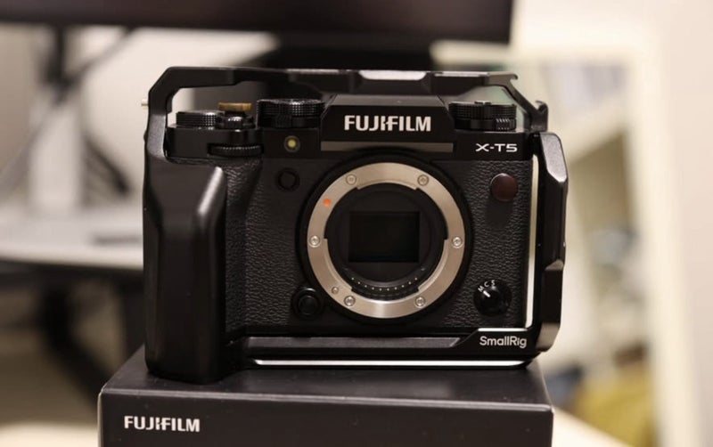 XT5 excellent condition (Body with cage) with 5 batteries! And charger Carousel 1