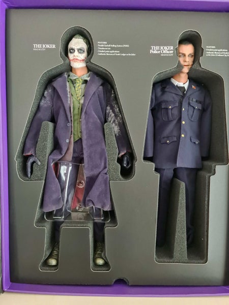 Dark knight the Joker Hot Toys mint plus 1 comic book Carousel 2