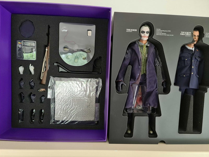 Dark knight the Joker Hot Toys mint plus 1 comic book Carousel 1