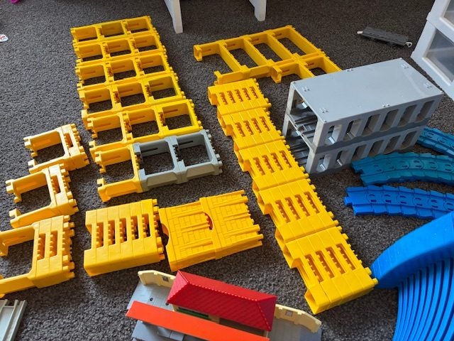 Takara Tomy Plarail Huge Bundle – E5 Hayabusa + Doctor Yellow + Track Carousel 2