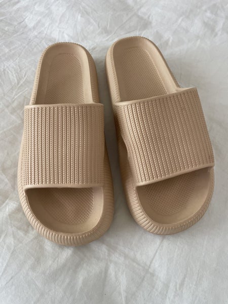 SNUGGI Slip on Slides - Size 40-41 Carousel 1