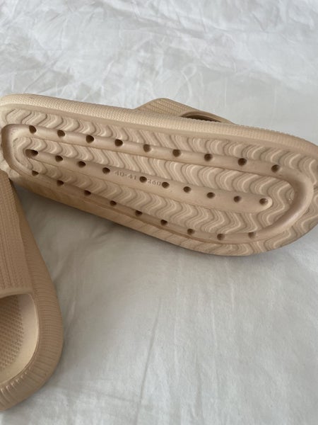 SNUGGI Slip on Slides - Size 40-41 Carousel 2