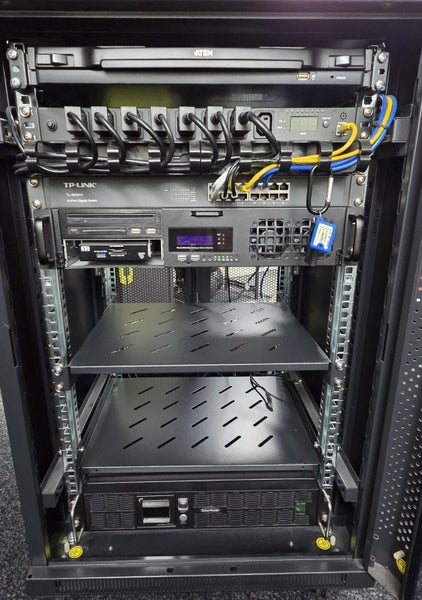 DYNAMIX Enclosed IT Cabinet 19" 18U 620mm Deep Carousel 1