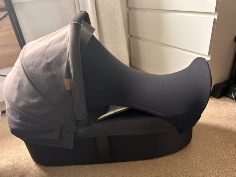 Edwards & Co Carry Cot with Sun Shade Carousel 2