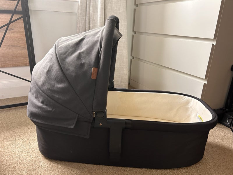 Edwards & Co Carry Cot with Sun Shade Carousel 1