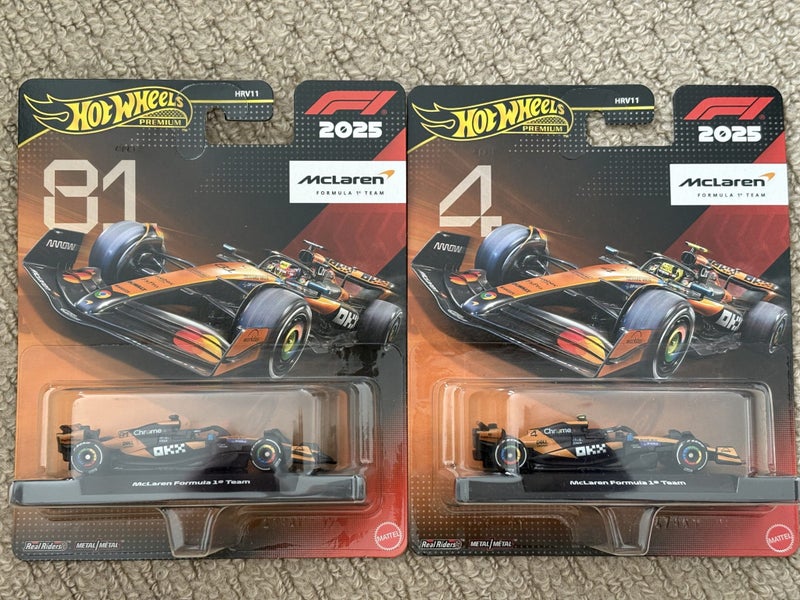McLaren F1 Team #4 + McLaren F1 Team #81 Hot Wheels Formula 1 2025 Premium Carousel 1