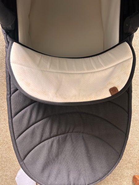 Edwards & Co Carry Cot with Sun Shade Carousel 6