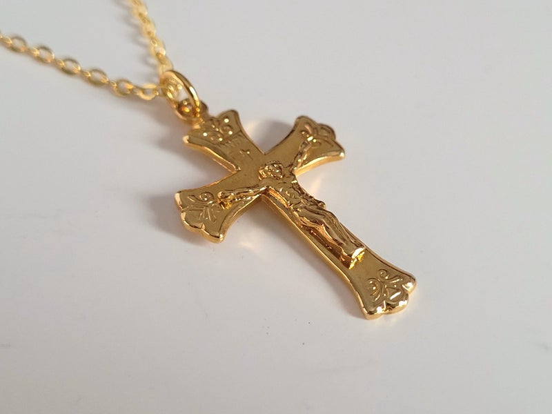 Gift Idea: Gold Cross Pendant and Necklace Set Carousel 2