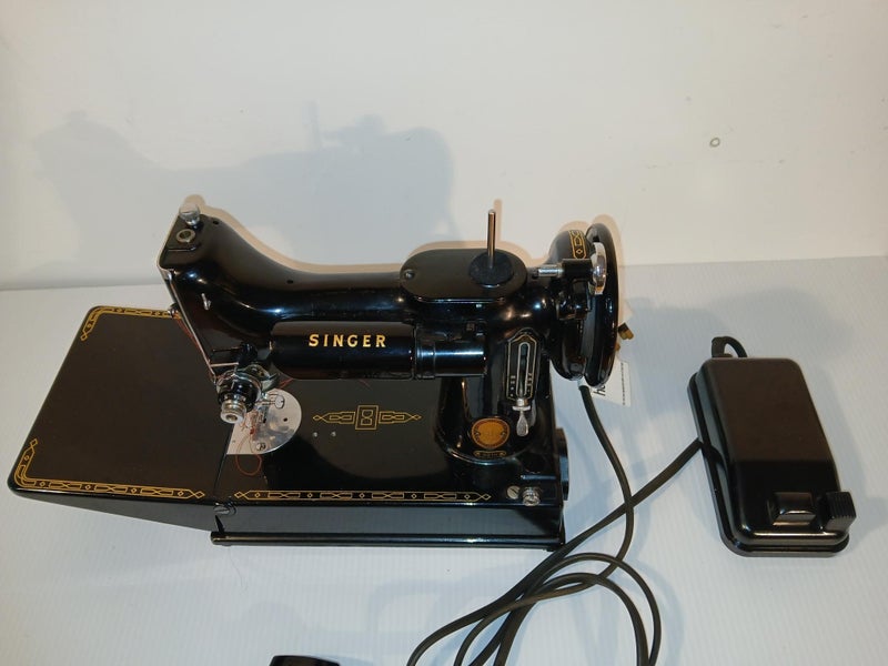 Vintage Singer Model 15 Sewing Machine – Original Case – Excellent Condition Carousel 2