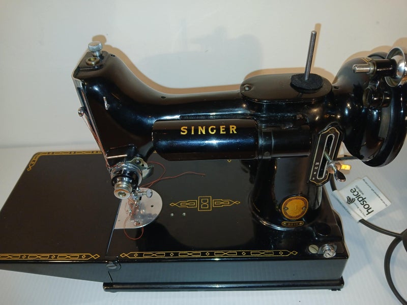 Vintage Singer Model 15 Sewing Machine – Original Case – Excellent Condition Carousel 1