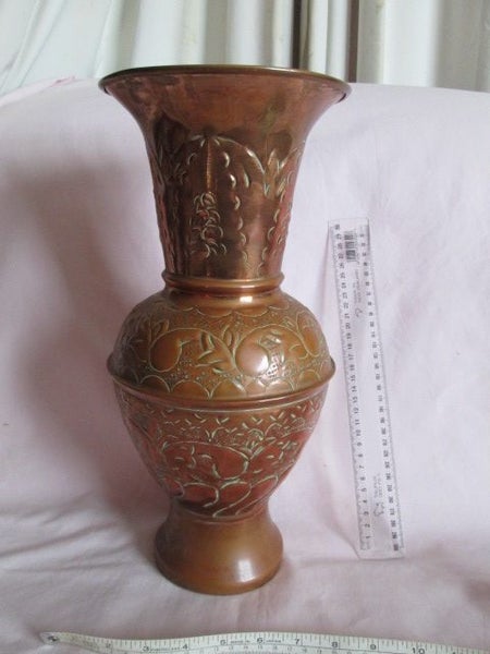 LARGE COPPER VASE/ POT - DECORATIVE- WITH DING >>>>> Carousel 1