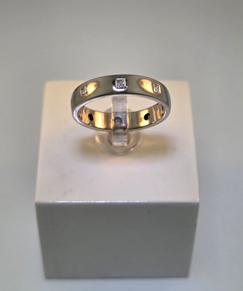 Modern White Gold & Diamond Wedder + Valuation Carousel 1