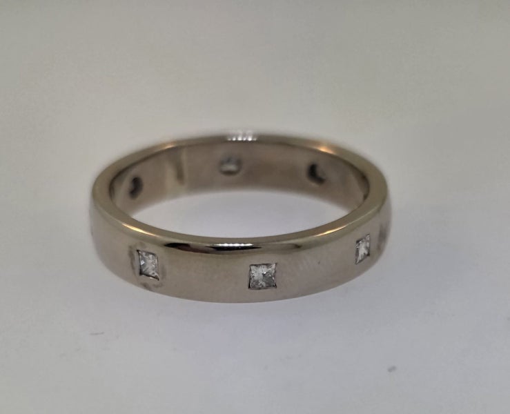 Modern White Gold & Diamond Wedder + Valuation Carousel 2