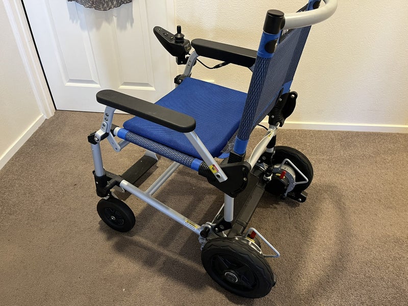 Electric wheelchair - as good as new! / very portable and very light Carousel 2