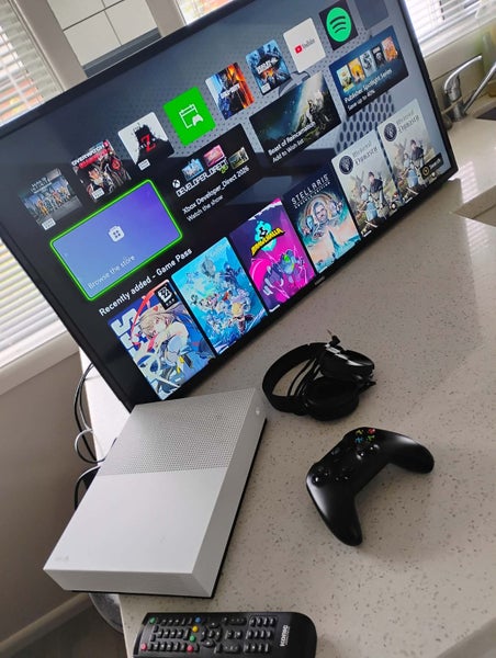 Xbox One S Digital 1TB + Controller + Konka 40" Tv + headphones Carousel 1